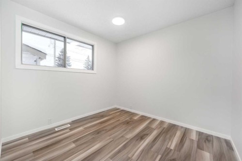 1432 43 Street Ne, Calgary, AB - Indoor Photo Showing Other Room