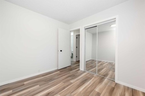1432 43 Street Ne, Calgary, AB - Indoor Photo Showing Other Room