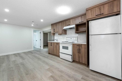 1432 43 Street Ne, Calgary, AB - Indoor Photo Showing Kitchen
