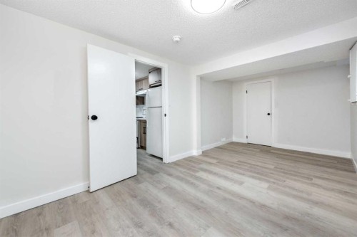 1432 43 Street Ne, Calgary, AB - Indoor Photo Showing Other Room