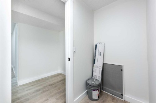 1432 43 Street Ne, Calgary, AB - Indoor Photo Showing Other Room