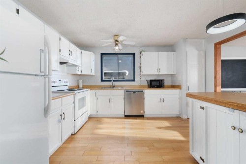24 Brentwood Drive, Strathmore, AB - Indoor Photo Showing Kitchen