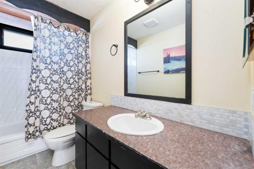 24 Brentwood Drive, Strathmore, AB - Indoor Photo Showing Bathroom