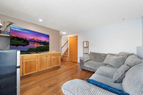 24 Brentwood Drive, Strathmore, AB - Indoor Photo Showing Living Room