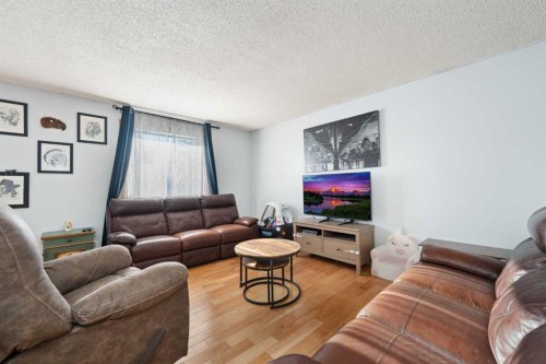 24 Brentwood Drive, Strathmore, AB - Indoor Photo Showing Living Room