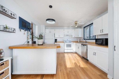 24 Brentwood Drive, Strathmore, AB - Indoor Photo Showing Kitchen