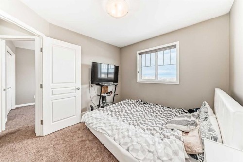 32 Reid Court, Sylvan Lake, AB - Indoor Photo Showing Bedroom