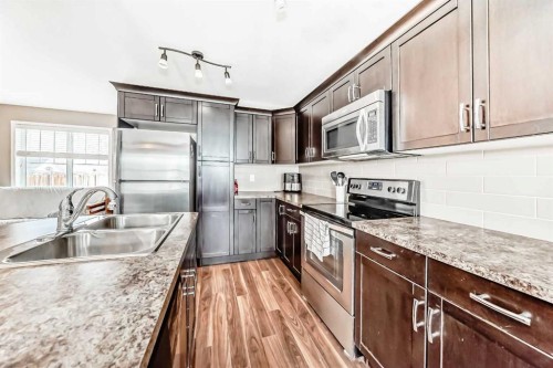 32 Reid Court, Sylvan Lake, AB - Indoor Photo Showing Kitchen With Stainless Steel Kitchen With Double Sink With Upgraded Kitchen