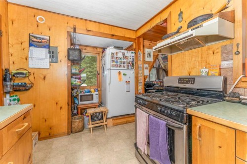 77 Grotto Road, Harvie Heights, AB - Indoor Photo Showing Kitchen