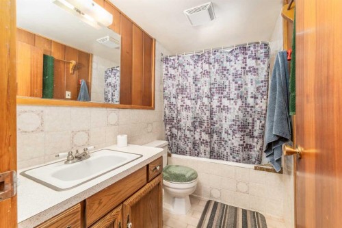 77 Grotto Road, Harvie Heights, AB - Indoor Photo Showing Bathroom