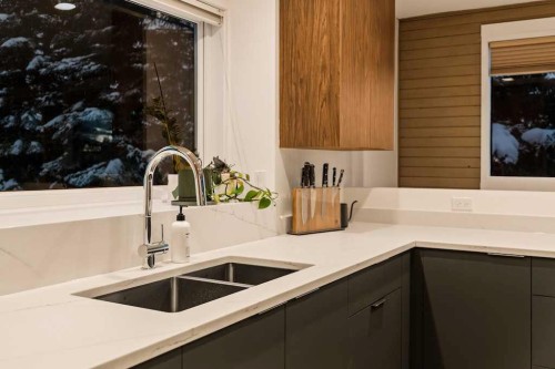 4-2200 Varsity Estates Drive Nw, Calgary, AB - Indoor Photo Showing Kitchen With Double Sink