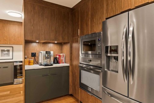 4-2200 Varsity Estates Drive Nw, Calgary, AB - Indoor Photo Showing Kitchen With Stainless Steel Kitchen