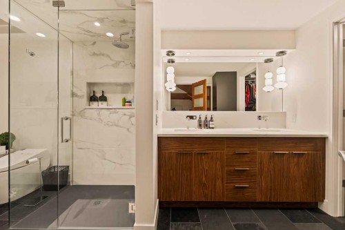 4-2200 Varsity Estates Drive Nw, Calgary, AB - Indoor Photo Showing Bathroom