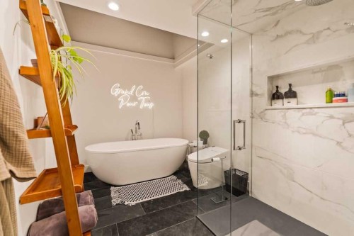 4-2200 Varsity Estates Drive Nw, Calgary, AB - Indoor Photo Showing Bathroom