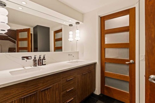 4-2200 Varsity Estates Drive Nw, Calgary, AB - Indoor Photo Showing Bathroom