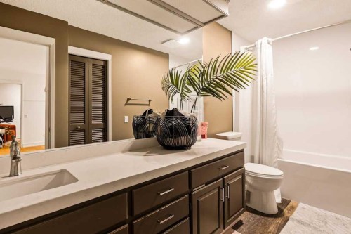 4-2200 Varsity Estates Drive Nw, Calgary, AB - Indoor Photo Showing Bathroom