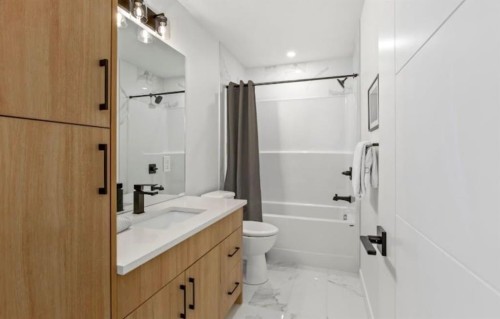 200 Belvedere Boulevard Se, Calgary, AB - Indoor Photo Showing Bathroom