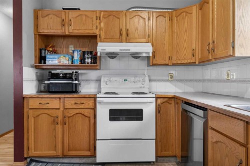 40 Erin Circle Se, Calgary, AB - Indoor Photo Showing Kitchen