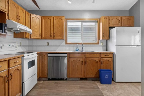40 Erin Circle Se, Calgary, AB - Indoor Photo Showing Kitchen