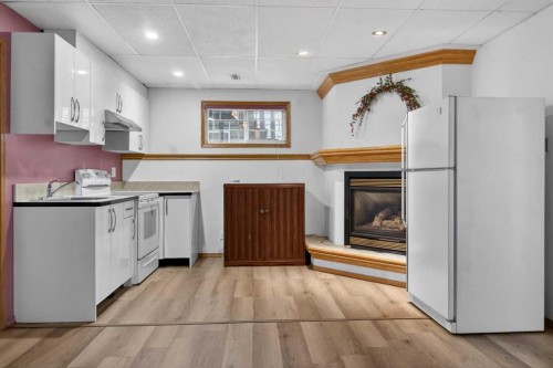 40 Erin Circle Se, Calgary, AB - Indoor Photo Showing Kitchen