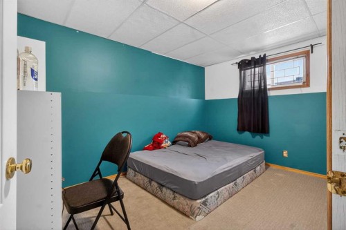 40 Erin Circle Se, Calgary, AB - Indoor Photo Showing Bedroom