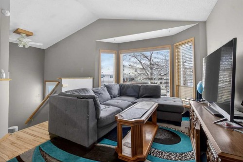 40 Erin Circle Se, Calgary, AB - Indoor Photo Showing Living Room