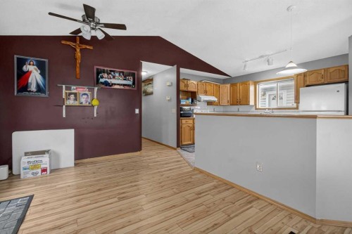 40 Erin Circle Se, Calgary, AB - Indoor Photo Showing Kitchen