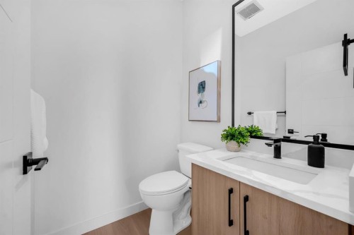 1844 24 Avenue Nw, Calgary, AB - Indoor Photo Showing Bathroom