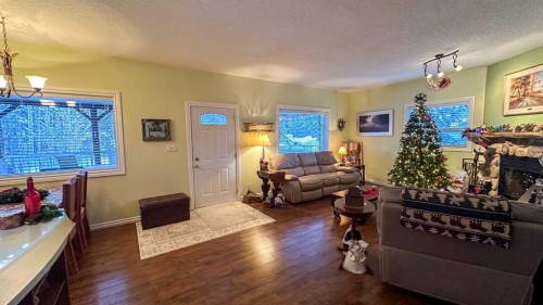 169-5227 Township Road 320, Rural Mountain View County, AB - Indoor Photo Showing Living Room