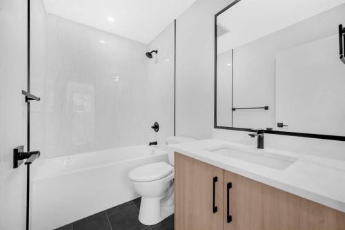 1846 24 Avenue Nw, Calgary, AB - Indoor Photo Showing Bathroom