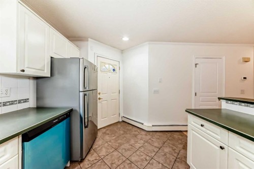 1215 15 Avenue Sw, Calgary, AB - Indoor Photo Showing Kitchen