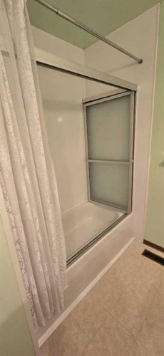 6320 Rundlehorn Drive Ne, Calgary, AB - Indoor Photo Showing Bathroom