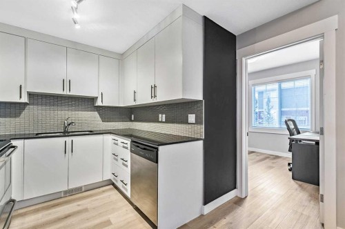 1-67 West Coach Manor Sw, Calgary, AB - Indoor Photo Showing Kitchen