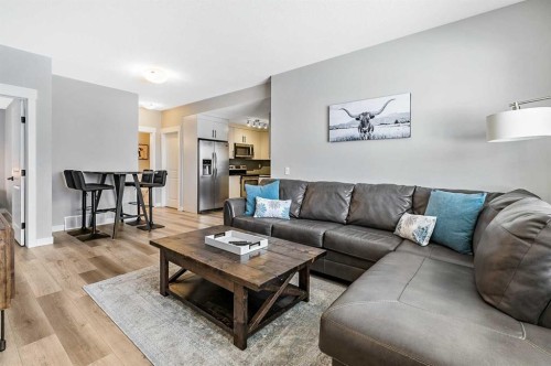 1-67 West Coach Manor Sw, Calgary, AB - Indoor Photo Showing Living Room