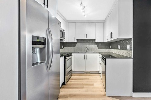 1-67 West Coach Manor Sw, Calgary, AB - Indoor Photo Showing Kitchen With Upgraded Kitchen