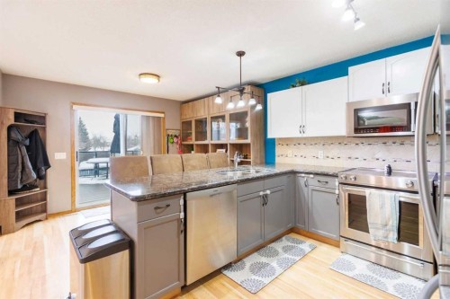 123 Riverwood Circle Se, Calgary, AB - Indoor Photo Showing Kitchen