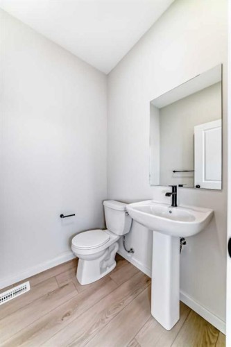 126 Lanark Gate Se, Airdrie, AB - Indoor Photo Showing Bathroom