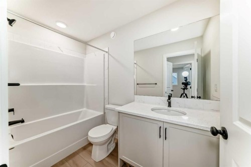 126 Lanark Gate Se, Airdrie, AB - Indoor Photo Showing Bathroom