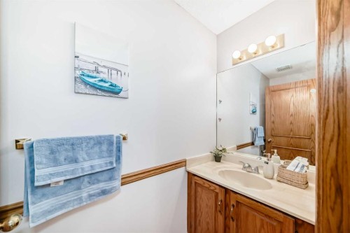 8328 Edgevalley Drive Nw, Calgary, AB - Indoor Photo Showing Bathroom