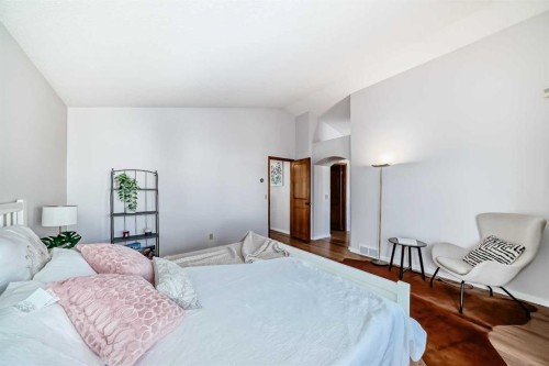 8328 Edgevalley Drive Nw, Calgary, AB - Indoor Photo Showing Bedroom