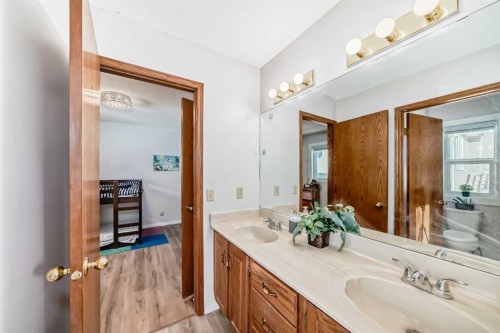 8328 Edgevalley Drive Nw, Calgary, AB - Indoor Photo Showing Bathroom