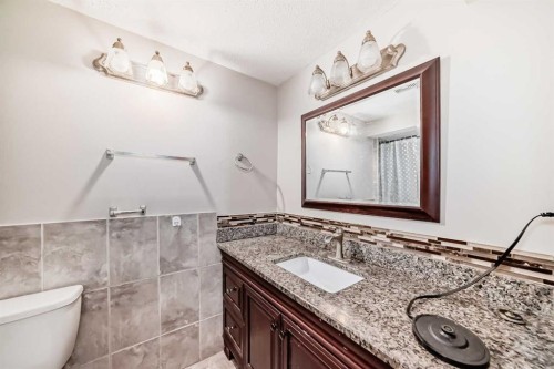 8328 Edgevalley Drive Nw, Calgary, AB - Indoor Photo Showing Bathroom