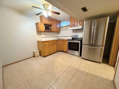 8328 Edgevalley Drive Nw, Calgary, AB - Indoor Photo Showing Kitchen
