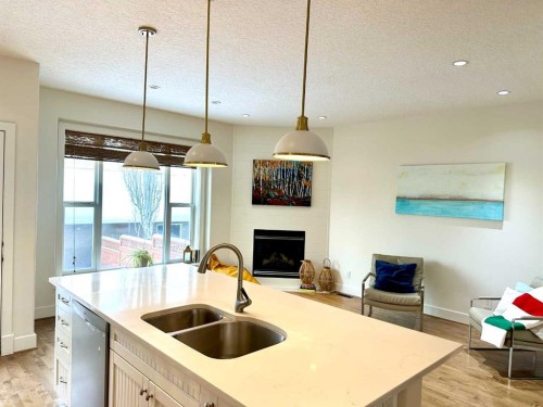 624 27 Avenue Nw, Calgary, AB - Indoor Photo Showing Kitchen With Double Sink