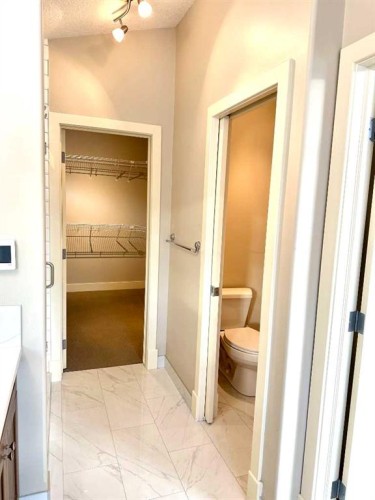 624 27 Avenue Nw, Calgary, AB - Indoor Photo Showing Bathroom