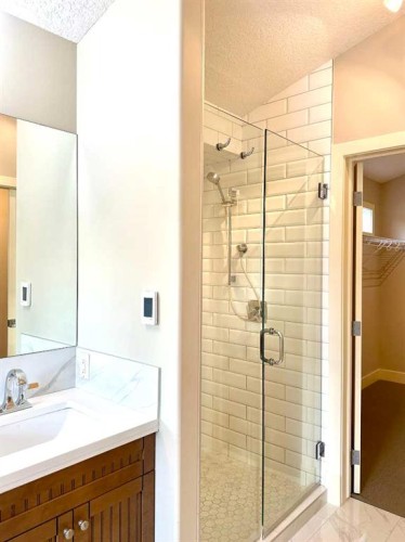 624 27 Avenue Nw, Calgary, AB - Indoor Photo Showing Bathroom