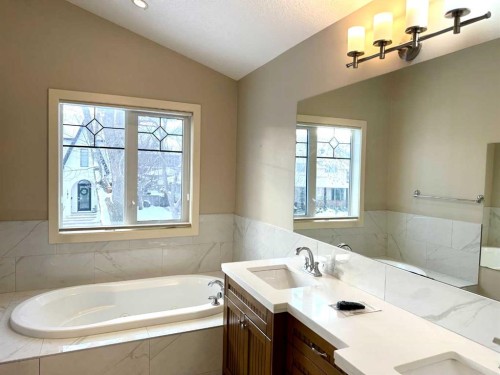 624 27 Avenue Nw, Calgary, AB - Indoor Photo Showing Bathroom