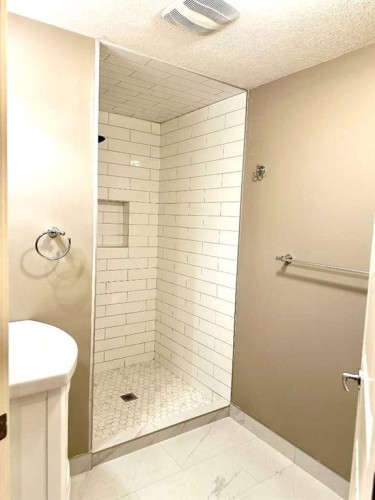 624 27 Avenue Nw, Calgary, AB - Indoor Photo Showing Bathroom