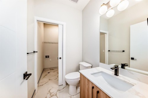 1102 Clover Close, Carstairs, AB - Indoor Photo Showing Bathroom