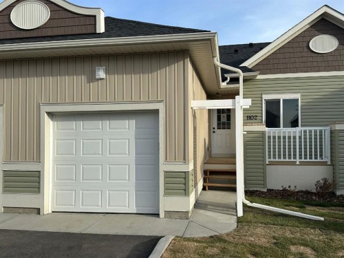 1102 Clover Close, Carstairs, AB - Outdoor